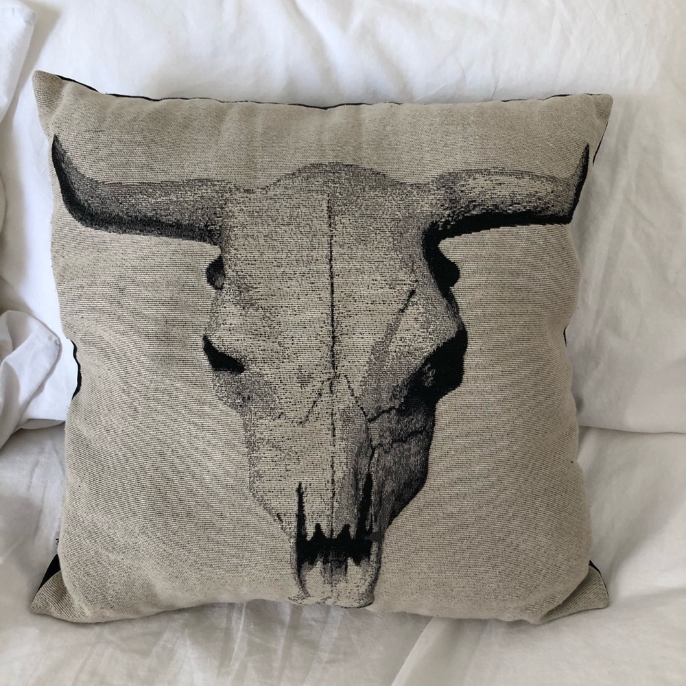 Natural skull decorative pillow